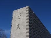 Ammerudhellinga 70–80, en av de fire store Ammerudblokkene. Kunst på endevegg av Knut Steen. Foto: Stig Rune Pedersen