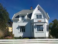 12. Amtmann Michelets vei 1 (Larvik).jpg