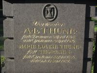 Timeglasset er et mindre direkte dødssymbol, som viser til tidens gang - og dermed den uunngåelige slutten på livet. Andreas Lauritz Thune (1848–1920), Vestre gravlund i Oslo, 1920-åra.