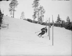 Wyller ned NM-løypa i slalåm og blir den første Norgesmester i alpine grener. Foto: Nasjonalbiblioteket (1938).