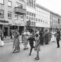 Steinkjer Damekor gjorde stor furore med sine egenkomponerte og sjølproduserte krinolinedraktet da Steinkjer feiret sine første 100 år i 1957
