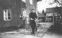 Anna Marie Skarrud med sykkel utenfor husene i Dørjebru.