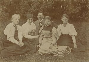 Anna helliesen med familien.jpg