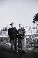 Annar Westlie, Else Wiger oktober 1959. Sanderud sykehus i bakgrunnen. Foto: Elida Westlie