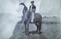 Annar Westlie på Skattum 1933. Jægerhesten "Magna". Foto: Ukjent.