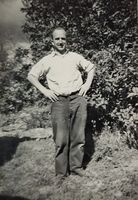 Annar Westlie ved rosebusken i Kilde - 1956. Foto: Elida Andreassen