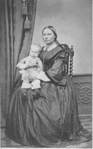 Anne Evenstad med sønnen Ola.jpg