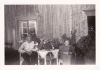 Anne og Sigurd Saksberg i Nerigarden Drogset (bnr. 5), fotografert 1957, i forbindelse med 75-årsdagen til Anne. Foto: Familiealbum