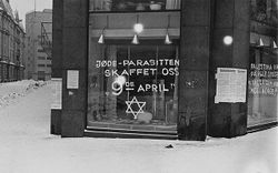 Davidssjerne brukt som markør på jødisk forretning i forbindelse med antisemittisk graffiti. Foto: Anders Beer Wilse (1941).