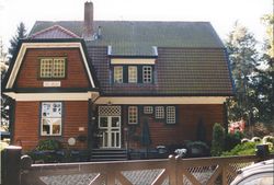 Spesialdesign Olav Olson: Apeldoorn, Heldringsweg 20, Hoenderloo, fra ca 1910. Fredet som "Rijksmonument" i Nederland. Kilde: Johan Doornenbal