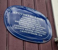 Blått skilt på Apotekergården. Foto: Oskar Aanmoen.