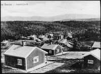 Hanebogen sett omtrent fra det gamle gårdstunet. Typehus i 1 etasje nærmest, i 1 ½ på motsatt side av bekken. Det 2-etasjes bildet midt i bildet er Granlid. Foto: Ukjent / Åsen Museum og Historielag.