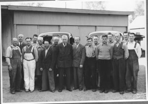 Arbeidere og ledelse ved O. Syversens møbelverksted 1953.jpg