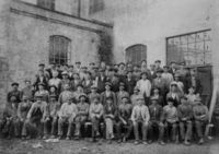 149. Arbeidere ved Holmen Hellefos (oeb-193970).jpg