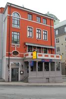 Arbeidergata 2, oppført omkring 1860, er den ene av to bygninger med adresse til gata. Her med den tilbyggede søylebårne loggia i første etasje fra 1909, med joniske kapitéler. Foto: Chris Nyborg (2013)