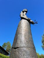 Arbeiderkvinnen. Skulptur av Nils Aas. Avduka i 1993. Foto: Eva Rogneflåten (2024)