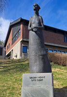 Arbeiderkvinnen. Skulptur av Nils Aas. Avduka i 1993. Foto: Eva Rogneflåten (2024)