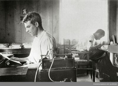 Trond Hegna og Johan Vogt under arbeidet med Arbeidernes Leksikon på Dorr ved Minnesund, sommeren 1933