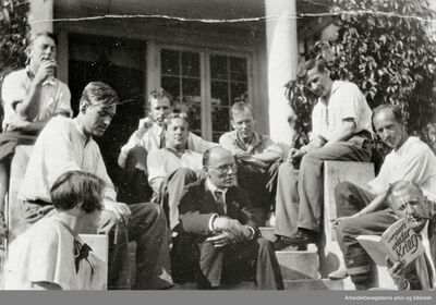 Arbeidernes Leksikons redaksjon på gården Dorr ved Minnesund, 1933.