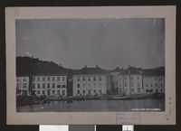 16. Arendal Fiskebryggen i ældre Tider - no-nb digifoto 20130402 00008 bldsa FA0183.jpg