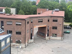 Arkitektur- og designhøgskolen i Oslo sett fra Gamle Aker kirkegård 2023.jpg