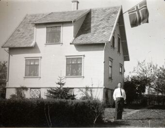 Arne-R Lysheim 1945 flagg ut loftsvindu.jpg