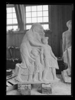 Arne Durbans skulptur i Østre tårn under arbeid i atelier på Ekely, 1951. Foto: Najonalbiblioteket