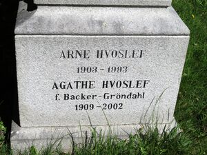 Arne Hvoslef gravminne.JPG