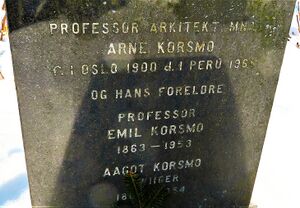 Arne Korsmo og foreldre gravminne.JPG
