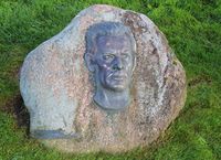 Portettrelieff i bronse på naturstein, ingeniør Arne Krogvik (død 1952), reist av kolleger ved Jøtul, Gamlebyen gravlund i Oslo. Foto: Stig Rune Pedersen