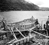 Karane bak på stilaset er i arbeid med det andre omfaret. Her viser også sentar og støtter.