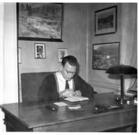 Arne Momrak på kontoret i Lærdal prestegard