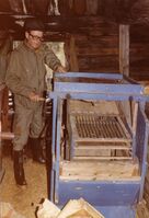 Thorkildsen med kornrensemaskinen, som ble stående igjen på låven.