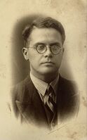 Arne , Arnhilds far, her som nyutdannet jurist i 1930, Han avla eksamen artium på Kristelig Gymnasium