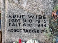 Arne Wibe er gravlagt på Haslum kirkegård. Foto: Stig Rune Pedersen (2021)