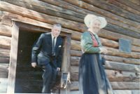 Arne og Ingeborg Momrak kjem ut frå Romsdalsmuseet sitt kapell 1967. Arne har hatt ei brurevigsle.