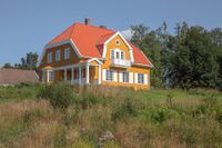Villaen «Sole» på Årnes sto ferdig i 1912 og var i mange år bolig for stedets distriktslege Leif Øverland. Foto: Leif-Harald Ruud (2020)