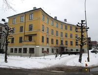 I dette bygget ved Arno Bergs plass (men med adresse Gyldenløves gate 27), bodde Arno Berg selv, i 1. etasje.