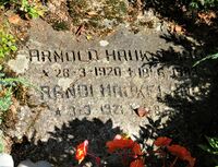 Billedhuggeren Arnold Haukeland (1920-1983) er gravlagt på Tanum kirkegård. Foto: Stig Rune Pedersen