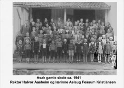 Asak skole med samtlige elever i 1941. Rolf er nr 2 fra venstre i rad 2. Også brødrene Tore og Trond er med på bildet.