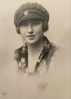 Asbjørg Valen-Sendstad, Arnhilds mor som student i 1927. 40 år før datteren tok sin artium på samme skole, Kristelig Gymnasium i 1967