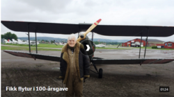 Asbjørn Larsen markerte sin 100-årsdag med en flytur i en Tiger Moth i juni 2016.