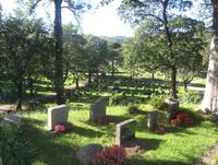 Asker kirkegård i Akershus ligger delvis i naturlig og kupert terreng