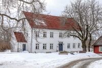 Våninghshuset, sett fra innkjørselen. Foto: Leif-Harald Ruud (2023).