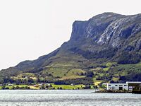 I Jakob Sande si verd. Atløyna med Atløynipa og Skredvarden. Foto: Leif-Harald Ruud (2002).