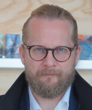 Aslak Sira Myhre født 1973 På bokmessa i Frankfurt Foto Rudolf H. Boettcher, 20.10.2018.png