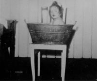 322. Aspesetra, Bjørg i badebalje (oeb-201409).jpg