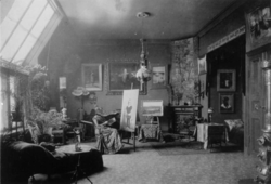 Asta Nørregaard i sitt atelier i nr. 2. Foto: Norsk Folkemuseum (1890-åra).