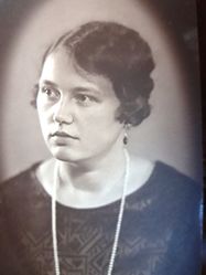 Astrid Eriksen Paus ca. 1917. Foto i privat eie.