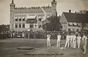 Athentroppens ankomst Festningsplassen 1906.jpg